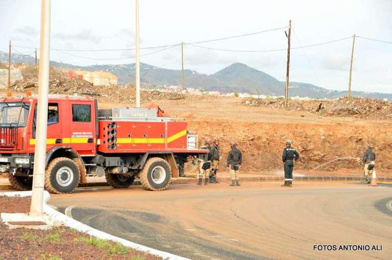 Unidades de la UME de Gando colaborando en las labores de limpieza en Telde tras las lluvias torrenciales de octubre de 2015 (Foto Antonio Alí)
